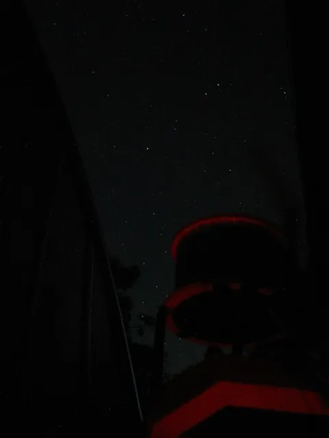 Cielo estrellado visto desde la escotilla de la cúpula del observatorio