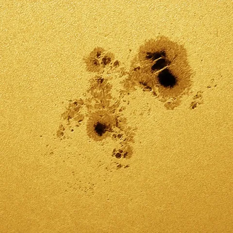 Grupo de manchas solares AR2129. 200 imágenes apiladas — Emilio Hidalgo