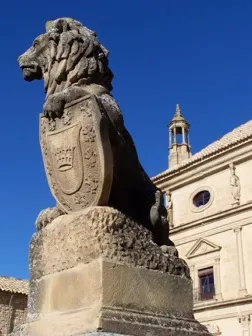 León de piedra ante la fachada del Hospital de Santiago de Úbeda, sede del planetario