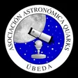 Emblema de la Asociación Astronómica Quarks: un telescopio ante la Luna sobre fondo estrellado
