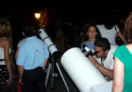 Observación pública nocturna con un telescopio construido por la asociación