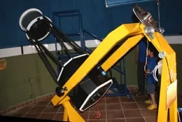 Telescopio artesanal de la asociación con montura amarilla