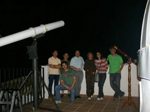 Socios de la asociación en la terraza del centro
