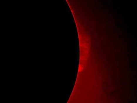 Protuberancia solar con coronógrafo — Varios autores